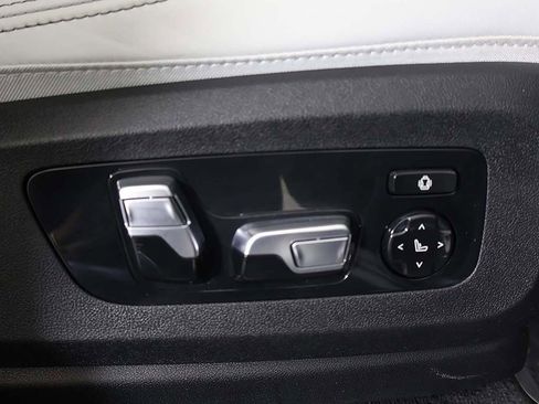 Used 2024 BMW X7 xDrive40i w/ Executive Package image 38