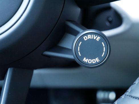 New 2025 Porsche Macan 4S Electric image 17