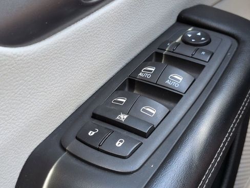 Used 2022 Chrysler Pacifica Touring-L FWD image 24