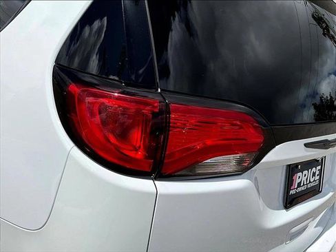 Used 2020 Chrysler Pacifica Touring-L Plus w/ Advanced Safetytec Group FWD image 29