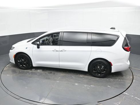 Used 2024 Chrysler Pacifica Limited FWD image 44