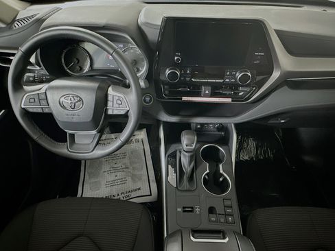 Used 2025 Toyota Highlander LE FWD image 27