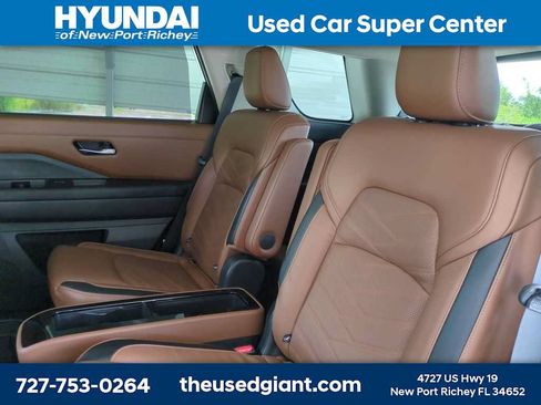 Used 2023 Nissan Pathfinder Platinum FWD image 16