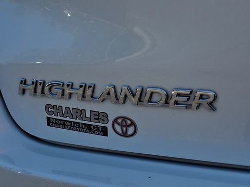 Used 2018 Toyota Highlander XLE AWD/4WD image 32