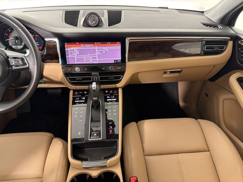 Certified 2024 Porsche Macan AWD/4WD image 17