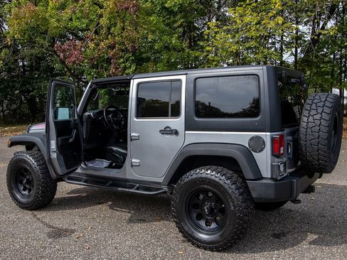 Used 2013 Jeep Wrangler Unlimited Rubicon w/ Connectivity Group image 7