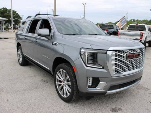Used 2021 GMC Yukon XL Denali w/ Denali Premium Package AWD/4WD image 14