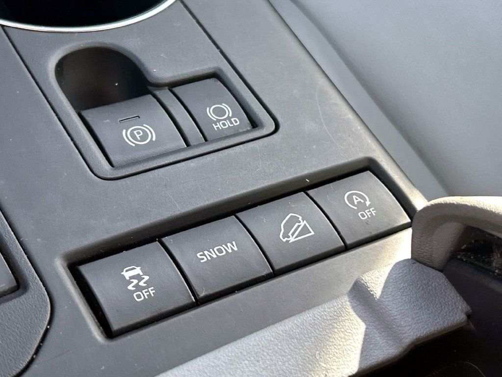 Used 2022 Toyota Highlander XLE AWD/4WD image 28