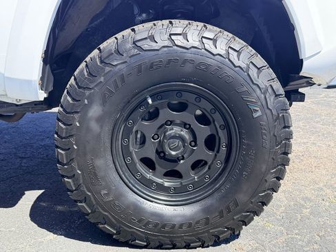 Used 2017 Toyota Tacoma SR5 AWD/4WD image 11