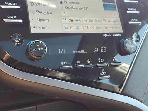 Certified 2019 Toyota Camry XLE FWD image 9