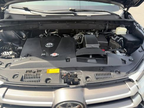 Used 2019 Toyota Highlander XLE AWD/4WD image 9