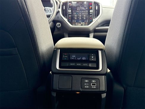 Used 2024 Subaru Ascent Premium w/ Convenience Package image 19