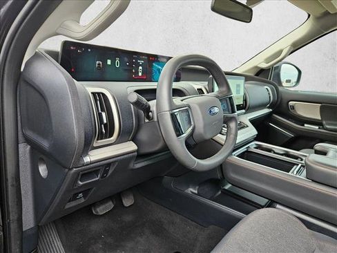 Used 2025 Ford Expedition Active RWD image 9