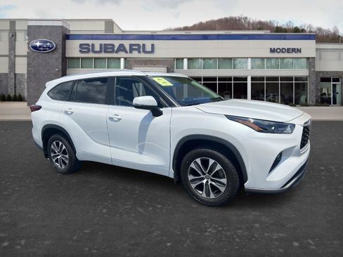 Used 2023 Toyota Highlander XLE AWD/4WD image 3