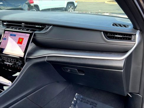 Certified 2025 Jeep Grand Cherokee L Limited w/ Luxury Tech Group II image 17