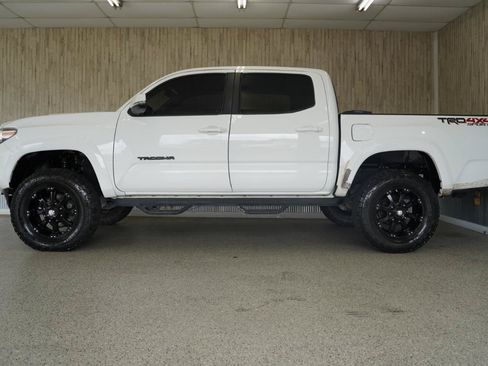 Used 2017 Toyota Tacoma TRD Sport w/ Tow Package (A/T) AWD/4WD image 5