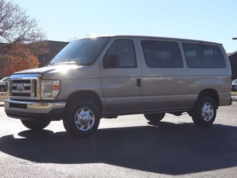 Used 2009 Ford E-350 and Econoline 350 Super Duty Wagon image 11