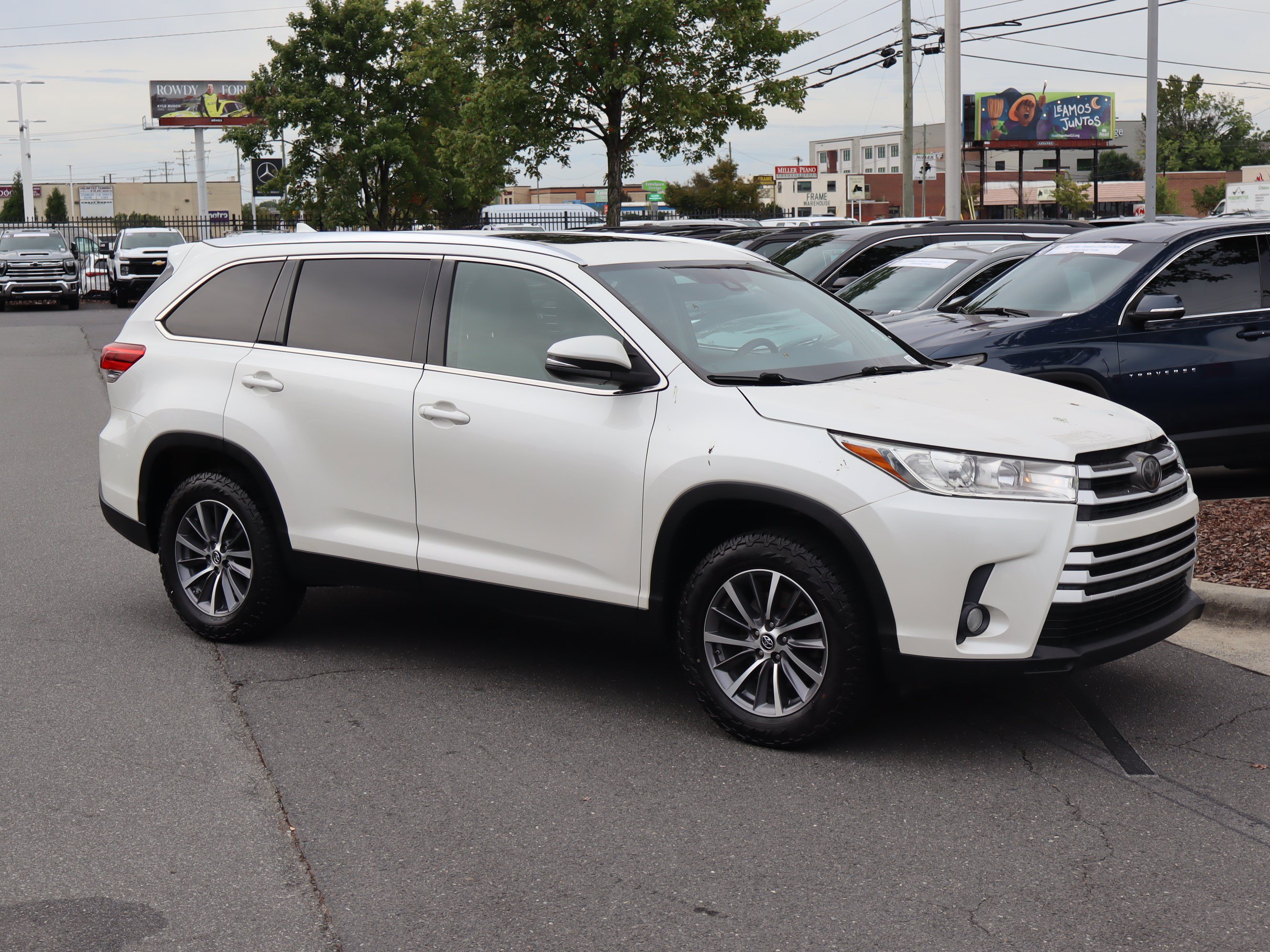 Used 2019 Toyota Highlander XLE FWD image 2