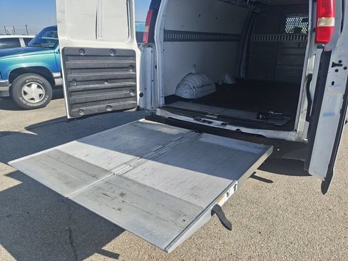Used 2014 Chevrolet Express 3500 RWD image 3
