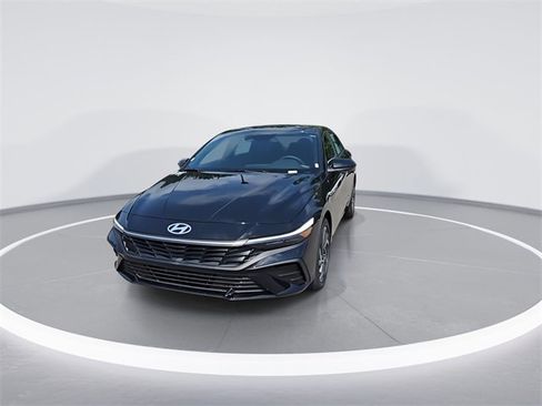 New 2025 Hyundai Elantra SEL image 3