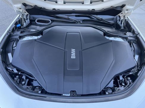 Used 2025 BMW i7 eDrive50 w/ M Sport Package image 38