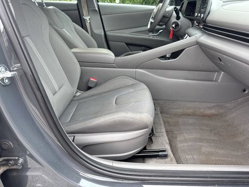 Used 2024 Hyundai Elantra SE FWD image 13