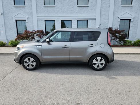 Used 2015 Kia Soul FWD image 2