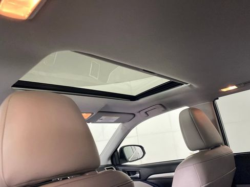 Used 2019 Toyota Highlander XLE AWD/4WD image 16