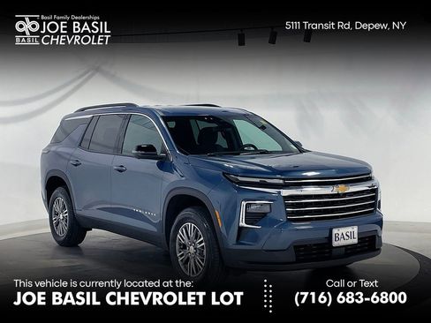 Used 2025 Chevrolet Traverse LT w/ Driver Confidence Package AWD/4WD image 1