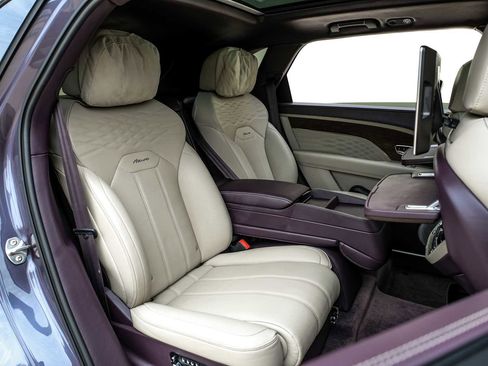 Used 2023 Bentley Bentayga Extended Wheelbase AWD/4WD image 46