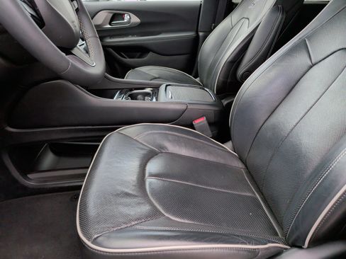 Used 2022 Chrysler Pacifica Limited w/ Uconnect Theater Family Group FWD image 27