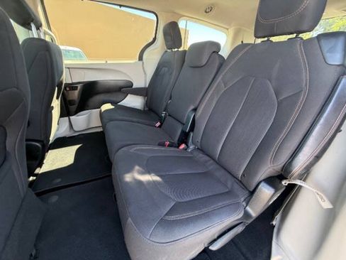 Used 2018 Chrysler Pacifica Touring Plus w/ Tire & Wheel Group FWD image 16