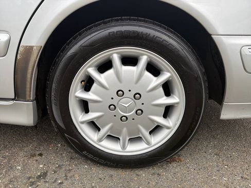 Used 2000 Mercedes-Benz E 320 4MATIC Wagon image 4