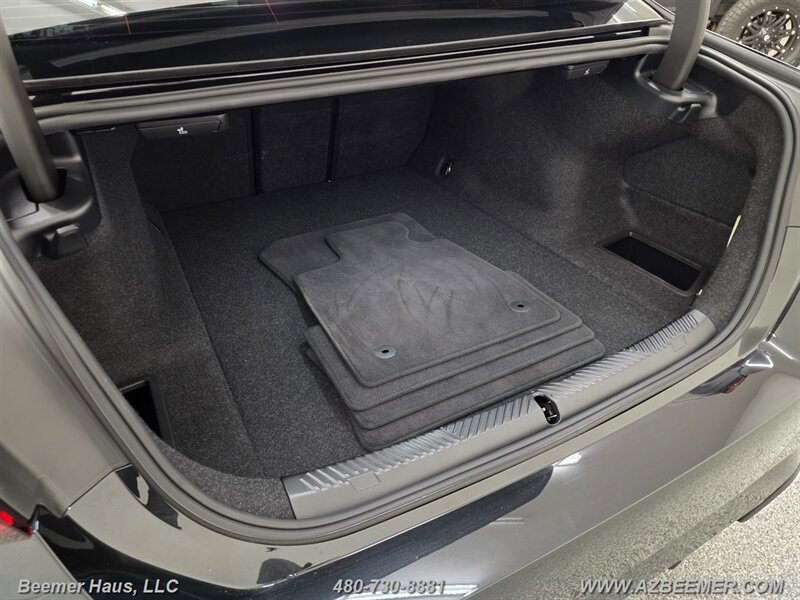 Used 2026 BMW i5 eDrive40 w/ M Sport Package RWD image 6