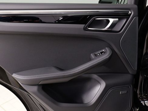 Used 2025 Porsche Macan image 36