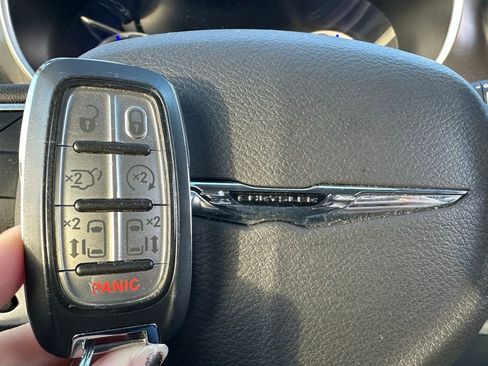 Used 2023 Chrysler Pacifica Touring-L image 52