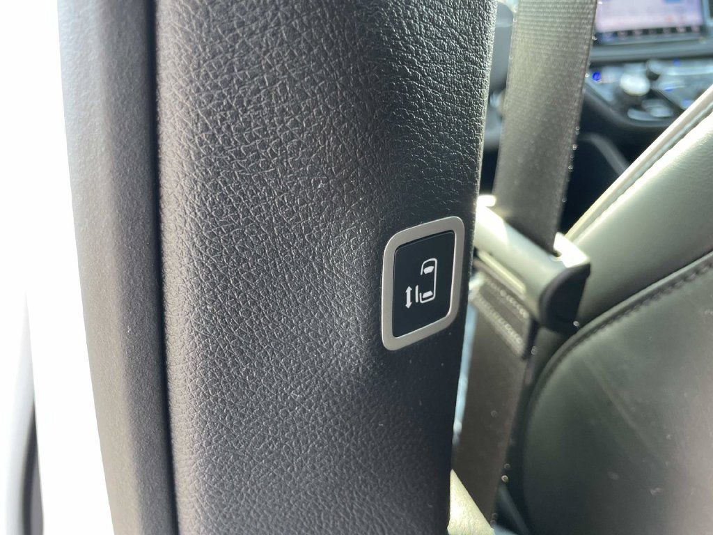 Used 2025 Chrysler Pacifica Limited FWD image 12