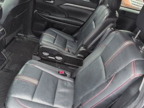 Used 2019 Toyota Highlander SE AWD/4WD image 13
