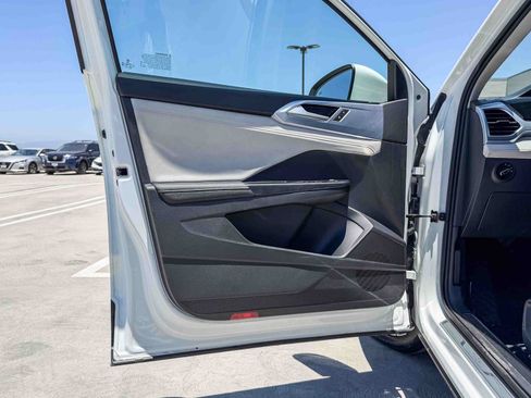 Used 2025 Volkswagen Taos SE FWD image 19