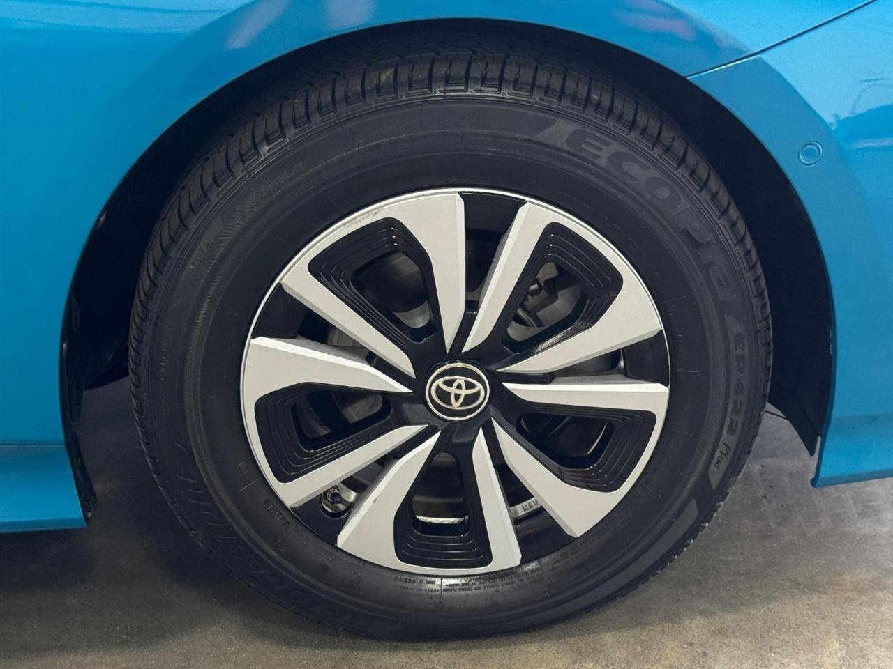 Used 2018 Toyota Prius Prime Advanced FWD image 30