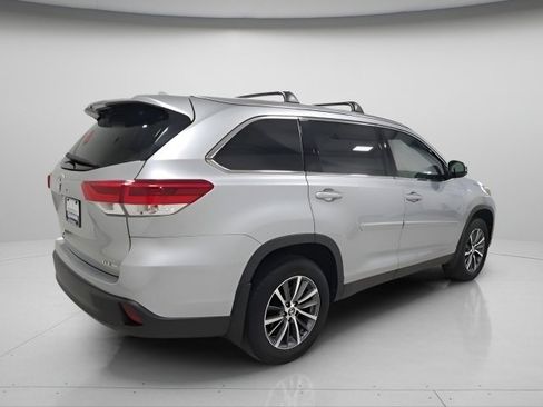 Used 2019 Toyota Highlander XLE AWD/4WD image 13
