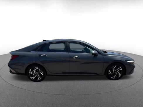 Used 2025 Hyundai Elantra Limited FWD image 16