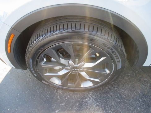 Used 2023 Kia Sorento SX Prestige image 11