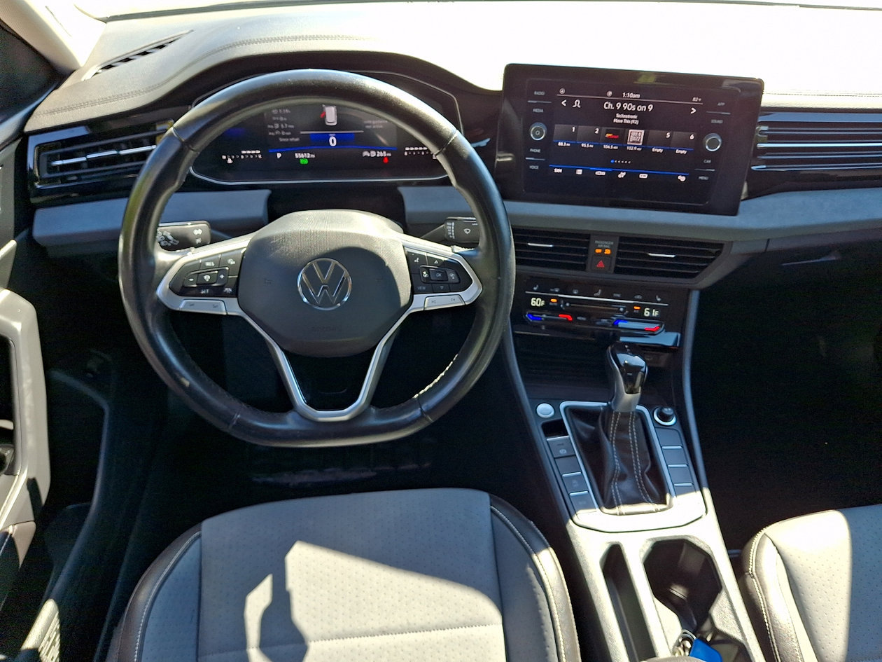 Used 2025 Volkswagen Jetta SE FWD image 11