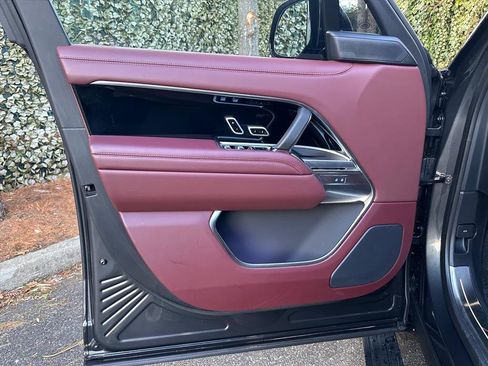 Used 2025 Land Rover Range Rover SE image 17