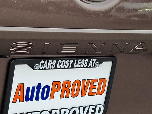 Used 2018 Toyota Sienna LE image 28