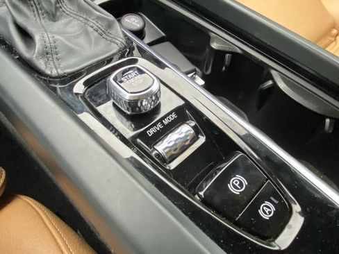 Used 2019 Volvo XC60 T5 Momentum w/ Multimedia Package image 33