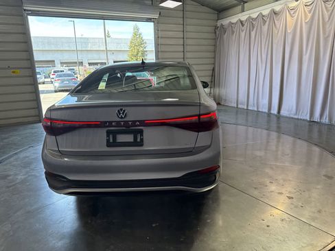 Used 2025 Volkswagen Jetta SE FWD image 6