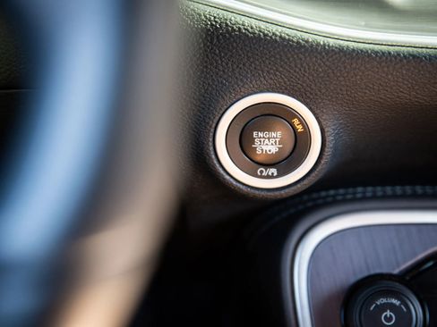 Used 2017 Dodge Challenger SXT image 19