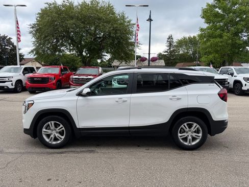 Used 2024 GMC Terrain SLE w/ Driver Convenience Package FWD image 8